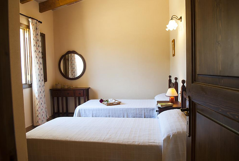 Schlafzimmer mit Einzelbetten und Spiegel