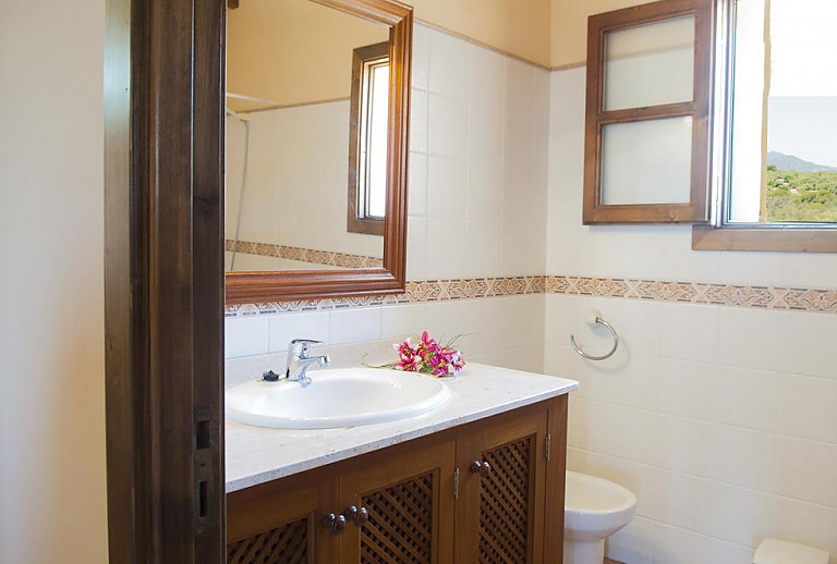 Badezimmer mit Waschbecken und WC