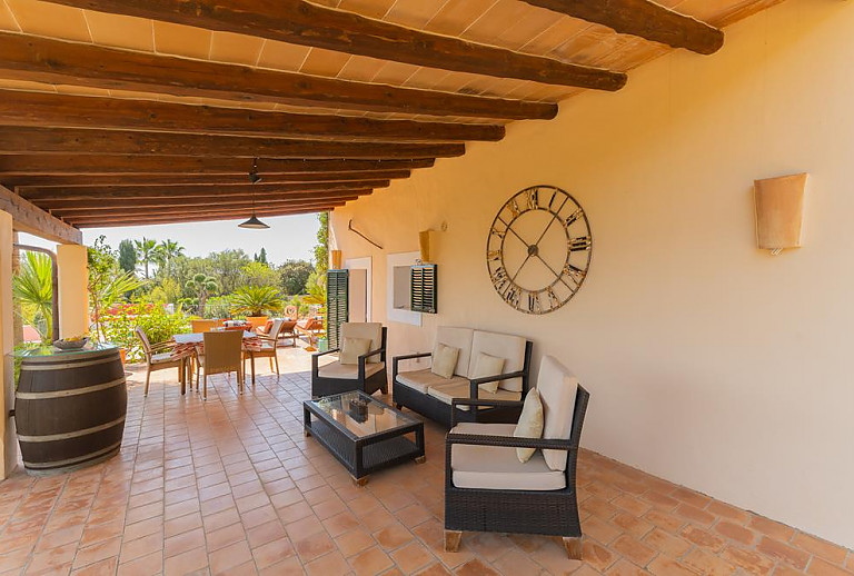 Sitzmöbel auf der überdachten Terrasse