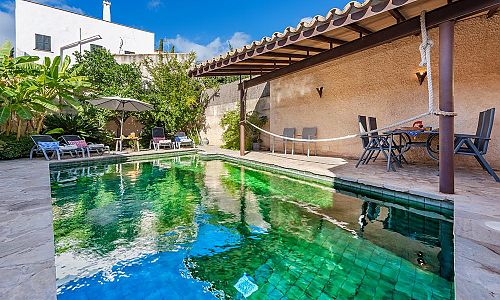 Pool im Hof des Ferienhauses mit Terrasse