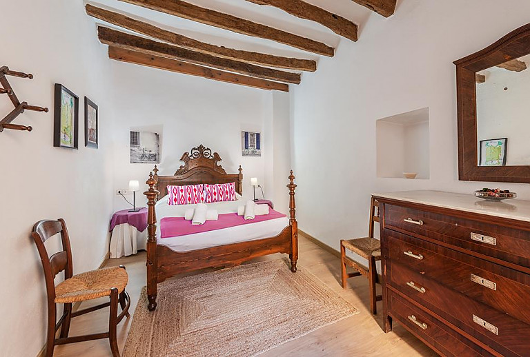 Schlafzimmer mit Doppelbett und Nachttisch