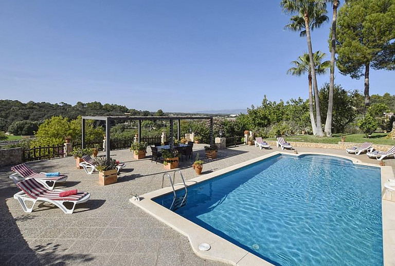 Poolterrasse mit Weitblick und Gartenmöbeln