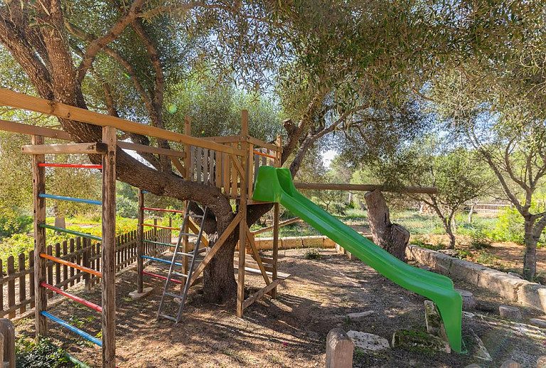 Spielplatz unter Bäumen im Schatten