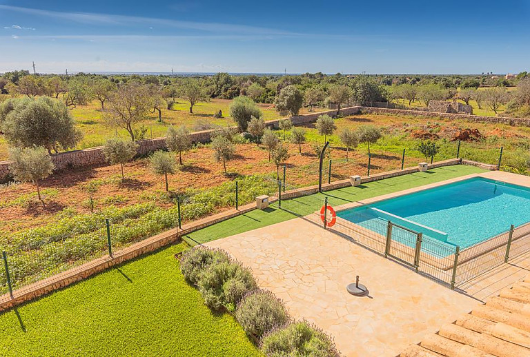 Weitblick über en pool und die Landschaft