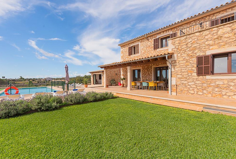 Finca mit Pool und Rasen