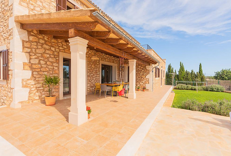 Terrasse mit Vordach und Esstisch