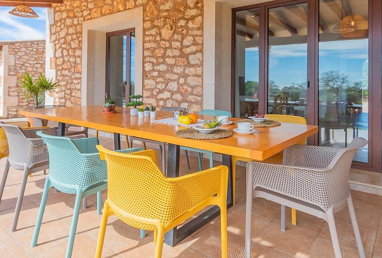 Terrasse mit Vordach und Esstisch
