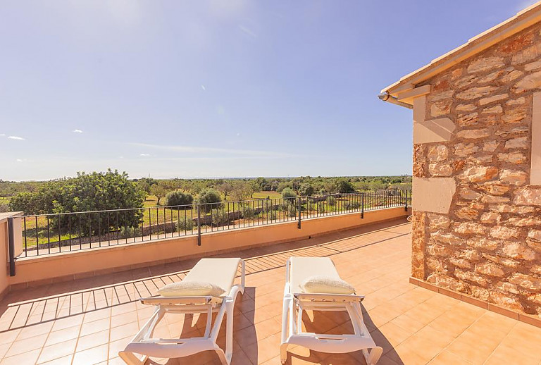 Weitblick von der Terrasse mit Sonnenliegen