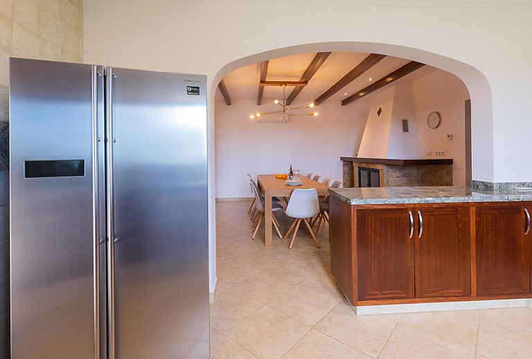 Küche mit Fenster und Kühlschrank