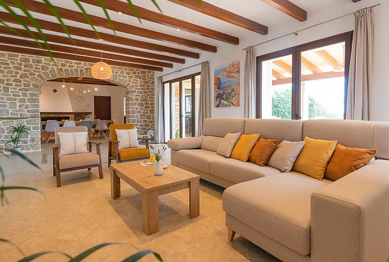 Wohnzimmer mit Sofa und Terrassentür