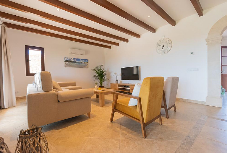 Wohnzimmer mit Sofa und Fernseher
