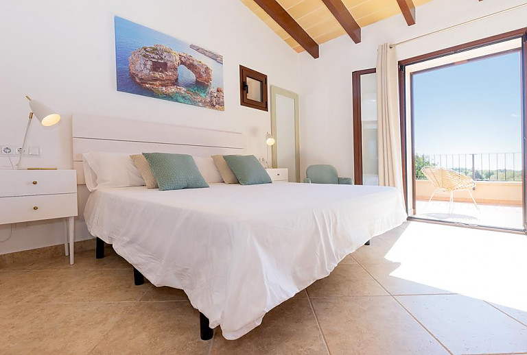 Schlafzimmer mit Doppelbett und Balkon