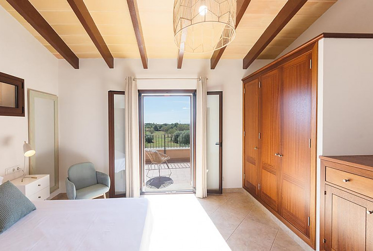 Schlafzimmer mit Doppelbett und Balkon