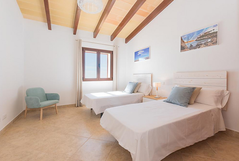 Schlafzimmer mit Einzelbetten und Fenster