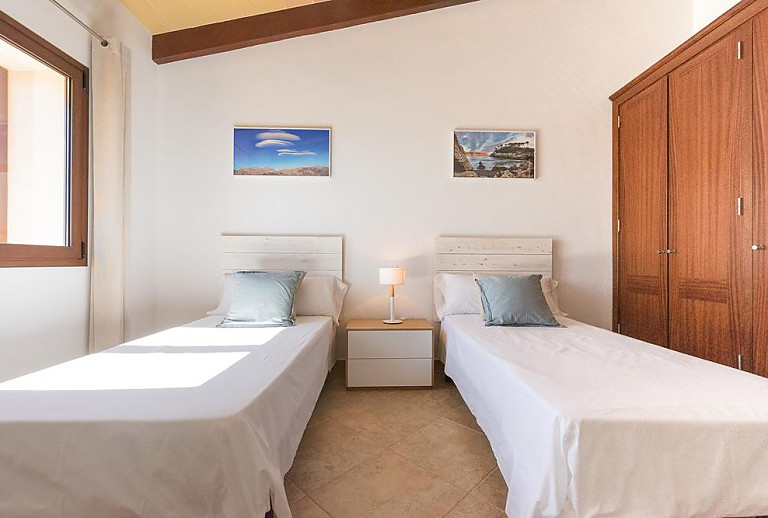 Schlafzimmer mit Einzelbetten und Fenster