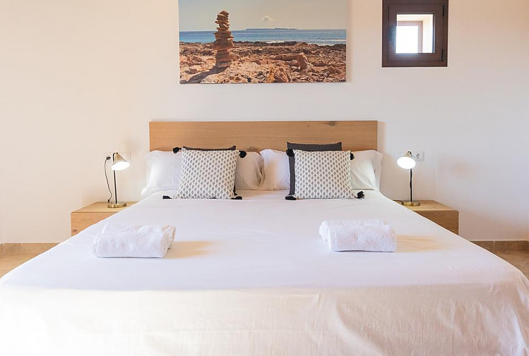Schlafzimmer mit Einzelbetten und Nachttischen