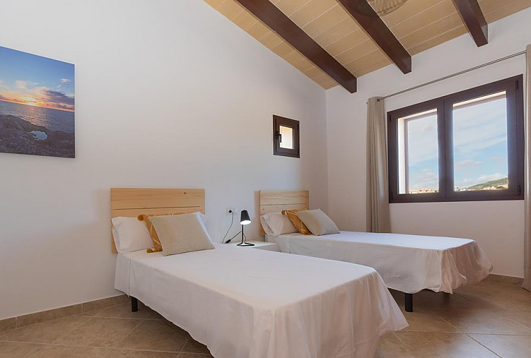 Schlafzimmer mit Einzelbetten und Fenster