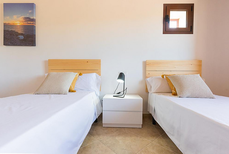 Schlafzimmer mit Einzelbetten und Wandbild