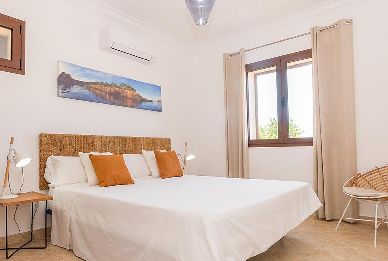 Schlafzimmer mit Doppelbett und Klimaanlage