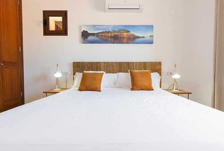 Schlafzimmer mit Klimaanlage und Bett