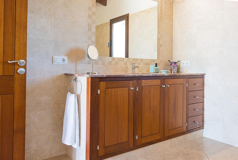 Badezimmer mit Waschbecken und Spiegel