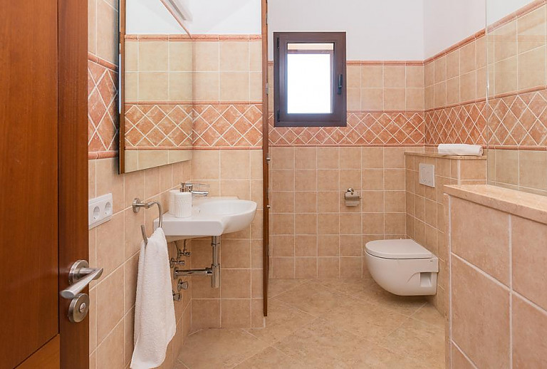 Badezimmer mit WC und Fenster