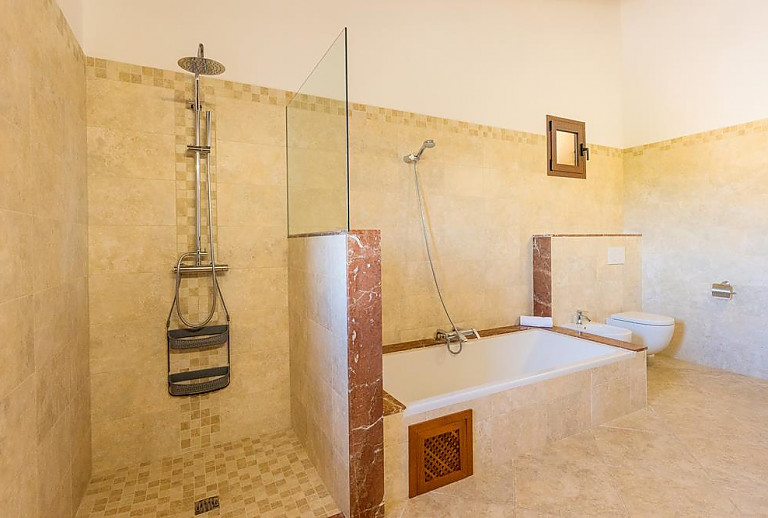 Bad mit Wanne und Dusche
