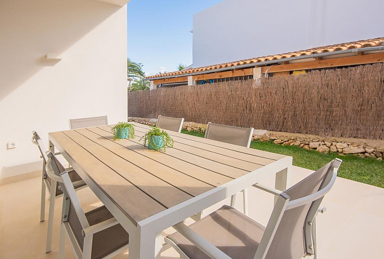 Terrasse mit Tisch und Stühlen