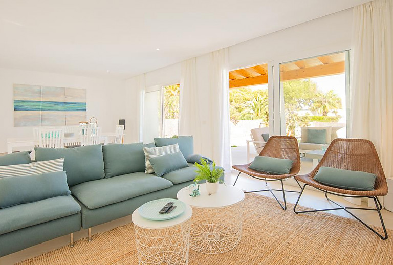 Wohnzimmer mit Esstisch und Sofa
