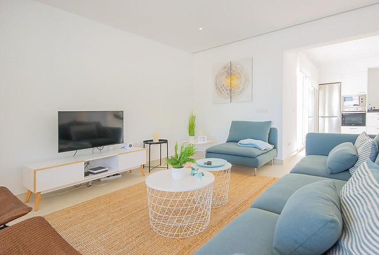 Sofas und Fernseher im Wohnzimmer