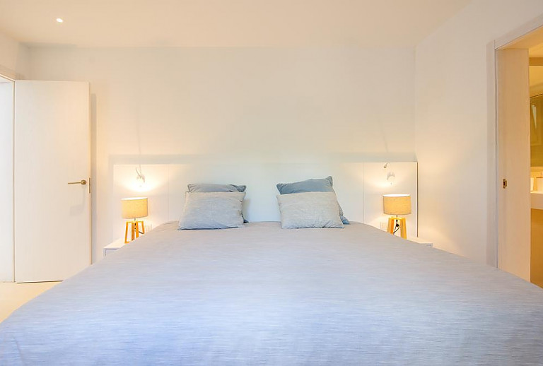 Schlafzimmer mit Doppelbett und Nachttischen