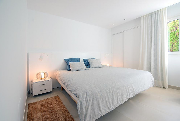 Schlafzimmer mit Doppelbett und Fenster