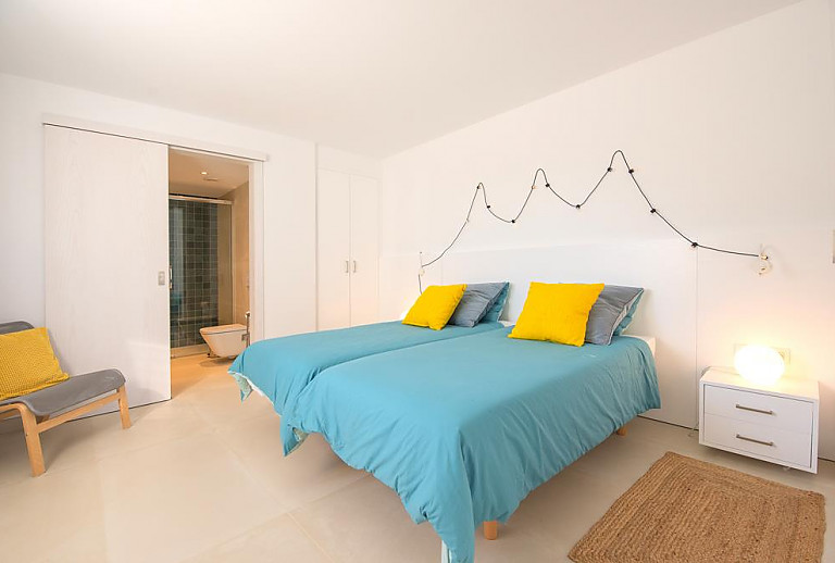 Schlafzimmer mit Einzelbetten und Badezimmer