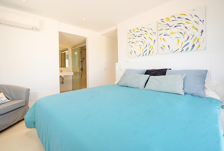 Schlafzimmer mit Doppelbett und Sessel