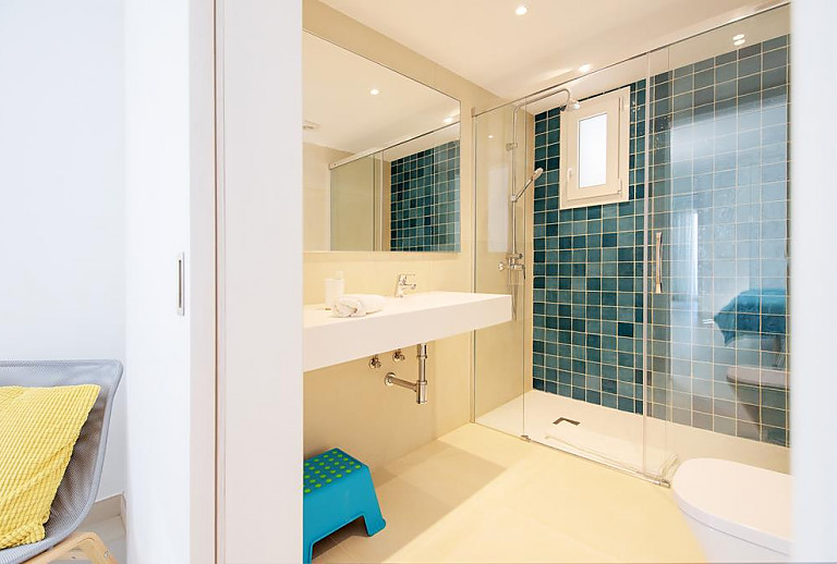 Badezimmer mit Dusche und WC