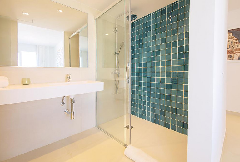 Dusche und Waschbecken im Badezimmer