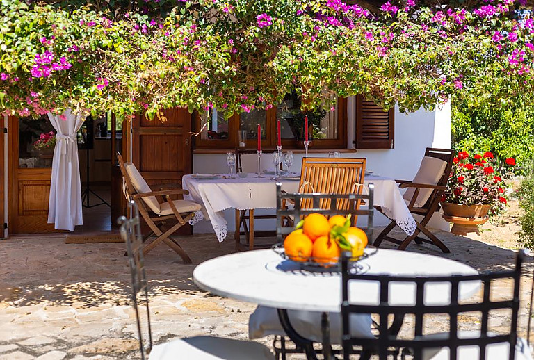 Terrasse mit Vordach und Esstisch