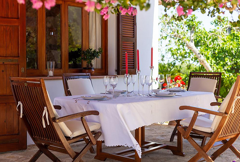 Esstisch auf der Terrasse der Finca