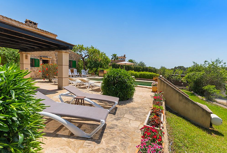 Poolterrasse mit Sonnenliegen und Schwimmbecken