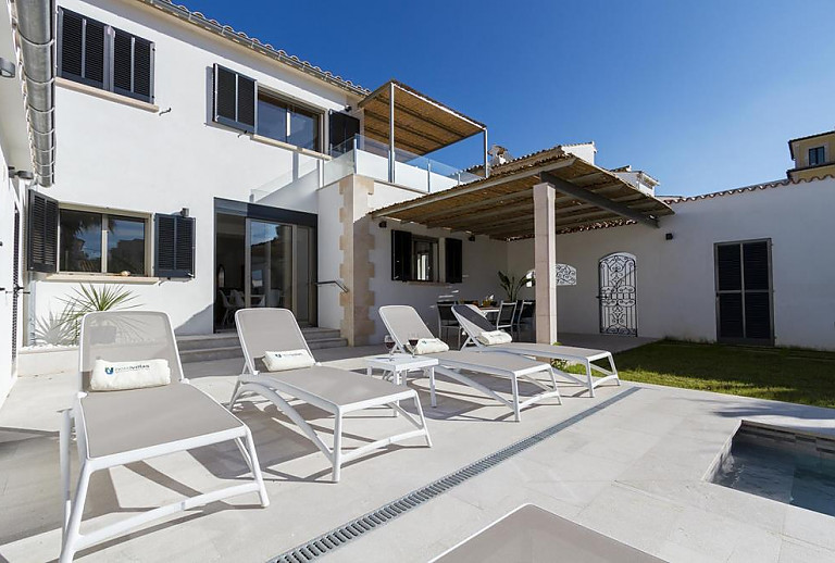 Poolliegen vor dem Ferienhaus