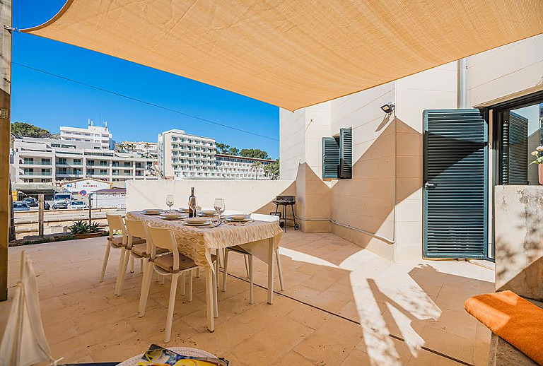 Terrasse mit Grill und Essbereich