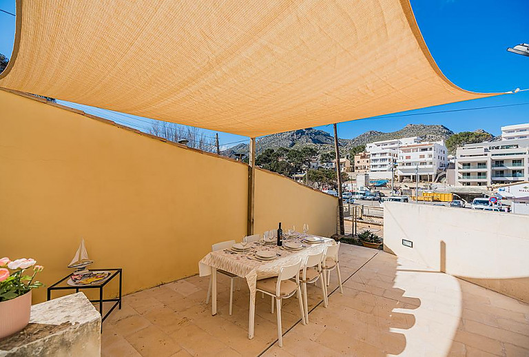 Sonnensegel auf der Terrasse mit Esstisch