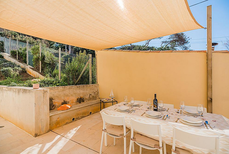 Terrasse mit Tisch und Stühlen