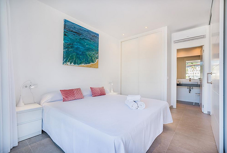 Schlafzimmer mit Doppelbett und Wandschrank