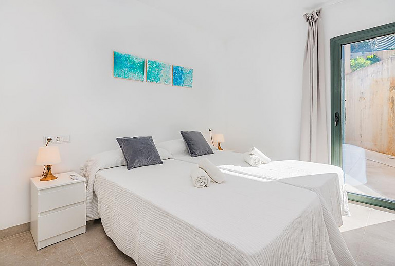 Schlafzimmer mit Einzelbetten und Nachttisch
