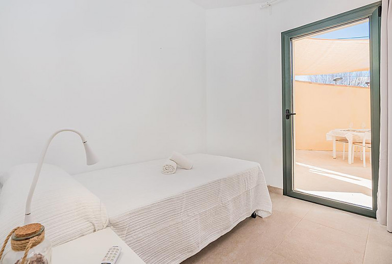 Schlafzimmer mit Einzelbetten und Terrassenzugang