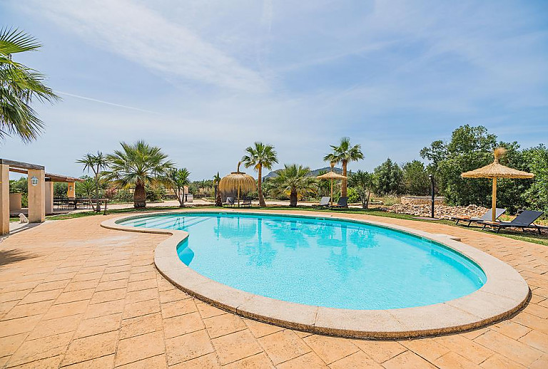 Finca mit Pool und Sonnenliegen