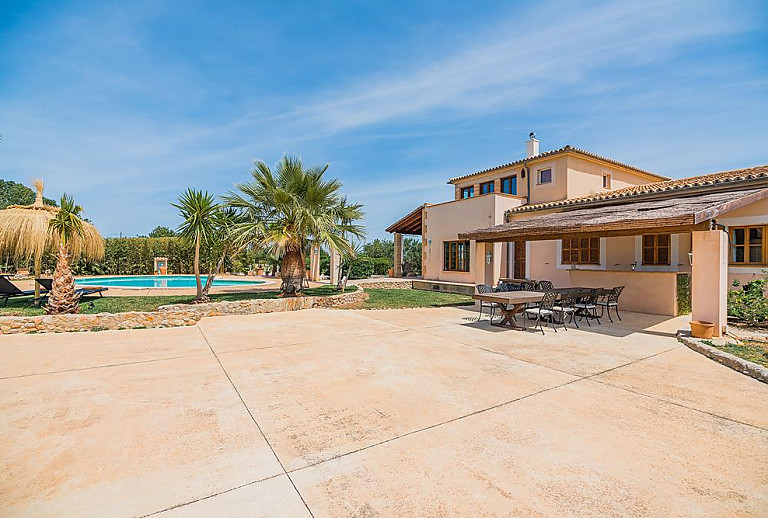 Finca mit Pool und Palmen