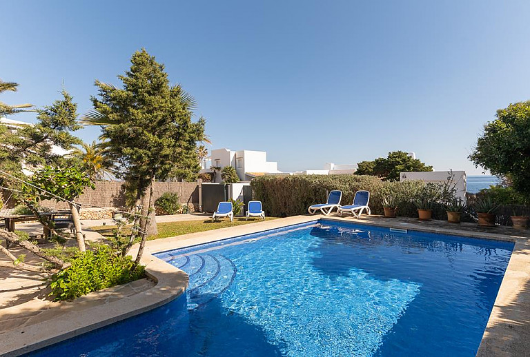 Sonnenliegen und Poolbereich vor dem Ferienhaus