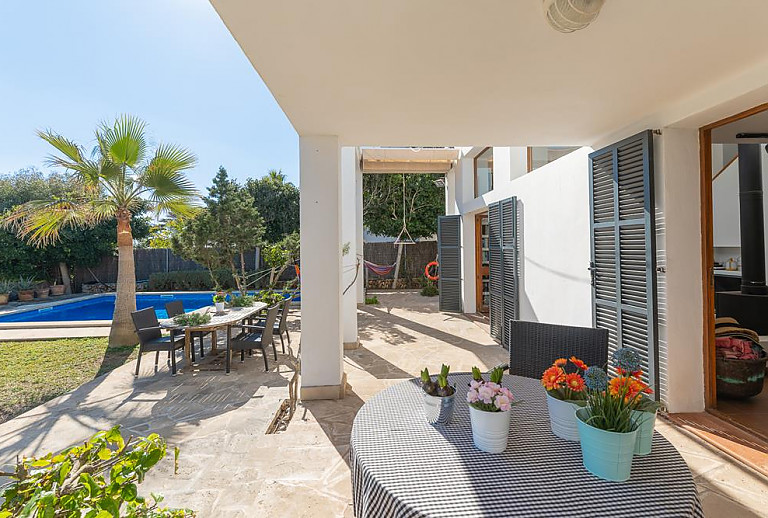 Terrasse mit Vordach und Esstisch